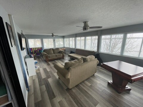 Долно ниво - Соба за игри со места за седење, маса за покер, маса за фудбал, игри на табла