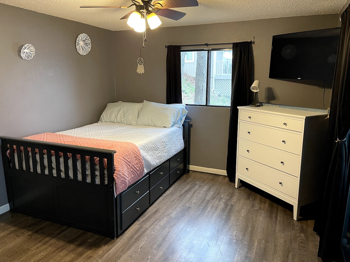 Долно ниво - кревет со целосна големина и тркалце