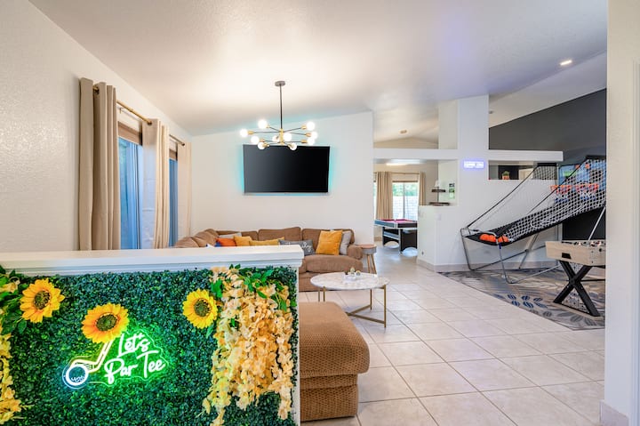 入口摄影区。桌上足球、篮球、拱廊、飞镖板和超大型沙发，可供3位成人放松身心！ 