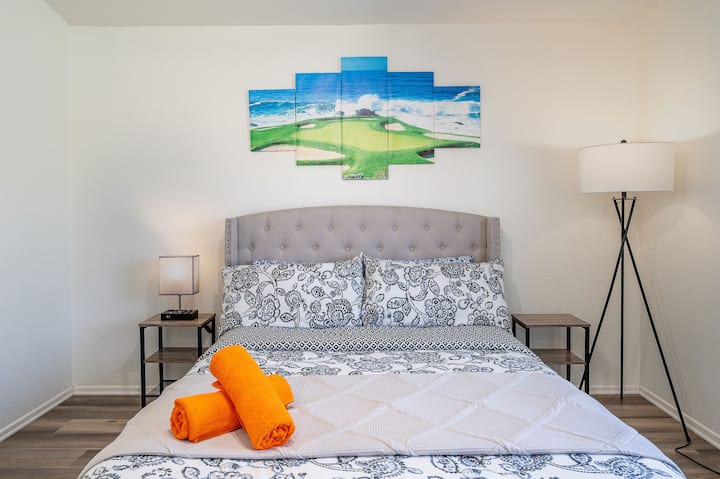 全新的Sealy标准双人床垫，当然还提供一些额外的毯子。 