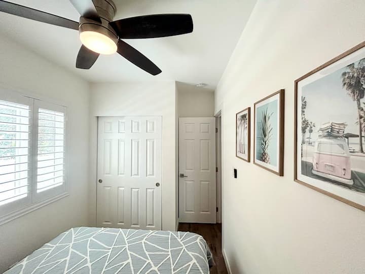 Chumba kidogo cha kulala ambacho kina kabati na feni ya dari