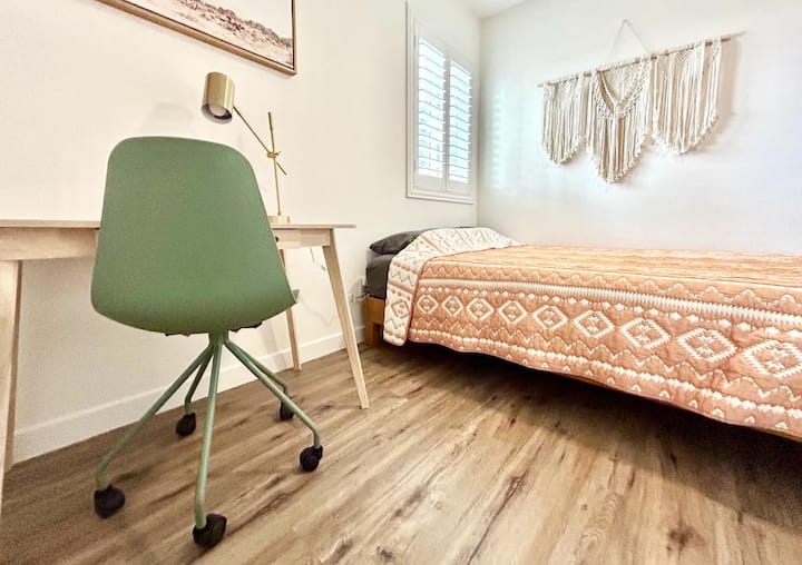 Habitación más grande que cuenta con un clóset, un espacio de trabajo dedicado y aire acondicionado y calefacción