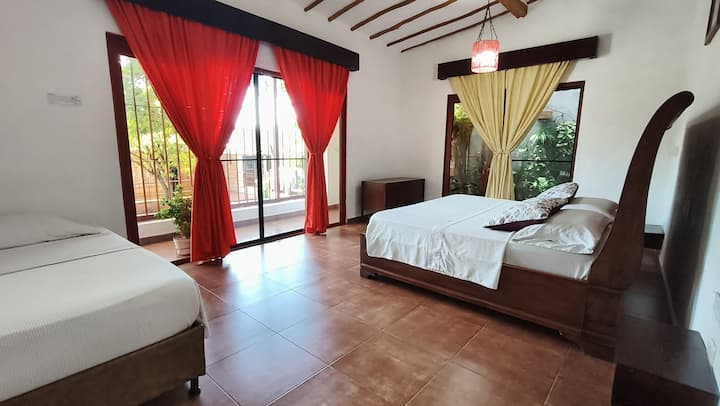 Priestranná s manželskou posteľou a jednolôžkom, oknami so sieťkou proti komárom, ventilátorom