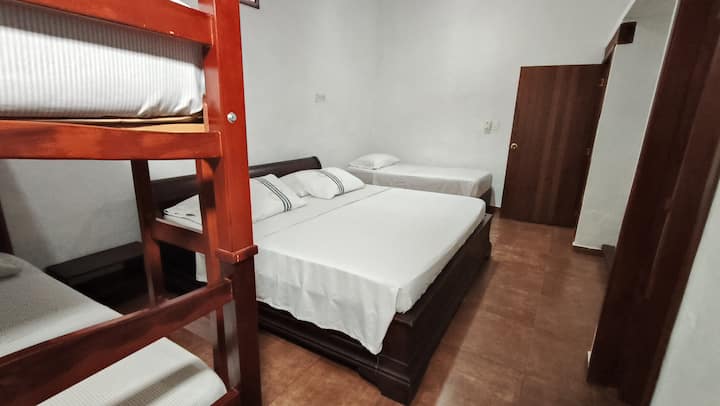 Izba pre 5 osôb, manželská posteľ, jednolôžková poschodová posteľ a jednolôžko