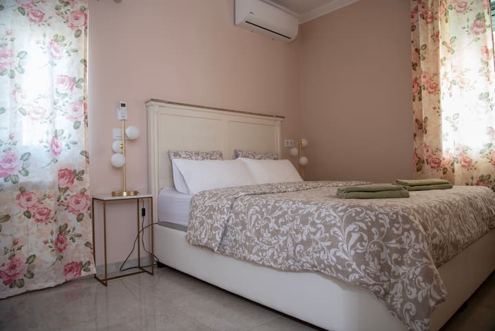 Dans la chambre principale, où la fenêtre dévoile une vue imprenable sur la mer, un lit queen size règne au milieu d'une mer de rêves, accompagné d'une armoire, d'un fauteuil et de murmures de brise fraîche de l'après-shampoing.