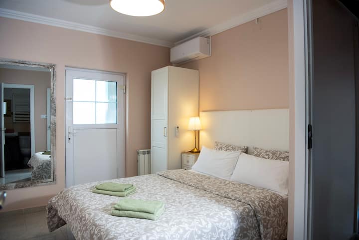 La deuxième chambre, avec sa salle de bain privée avec douche, s'ouvre sur une terrasse ornée d'un mandarinier. Relié à un escalier menant à la piscine sur le toit, il offre une retraite sereine avec une touche de charme parfumée aux agrumes.