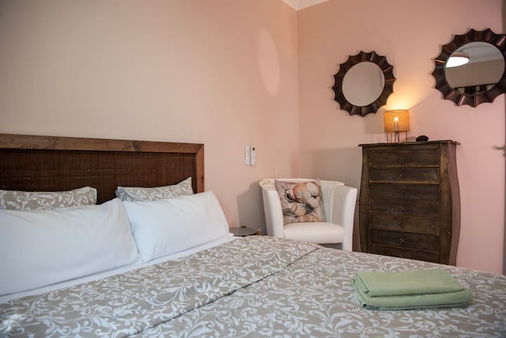 Dans la confortable chambre d'inspiration orientale, avec vue sur la mer, trouvez le réconfort dans ses dimensions modestes et son ambiance tranquille. Doté d'un après-shampoing pour le confort, c'est un havre de paix qui murmure des terres lointaines et de la sérénité.