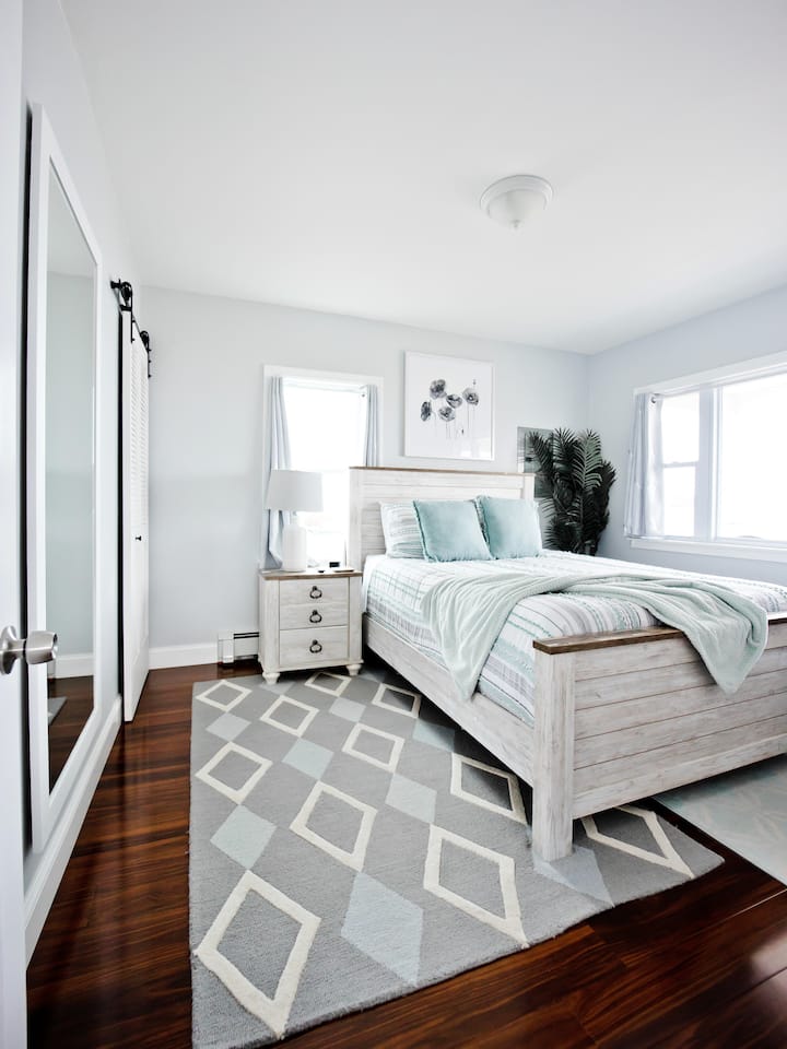 Situé au 1er étage
* Lit queen size 
*40"écran plat Roku TV. Netflix,Sling TV, Disney+
* miroir pleine grandeur
* Planche à repasser avec fer à repasser
* Cintres *
Vue sur le bord de l'eau
* Vue sur le pont
* Vue sur la montagne du mont Hope
* Sunset View
* City Scape View