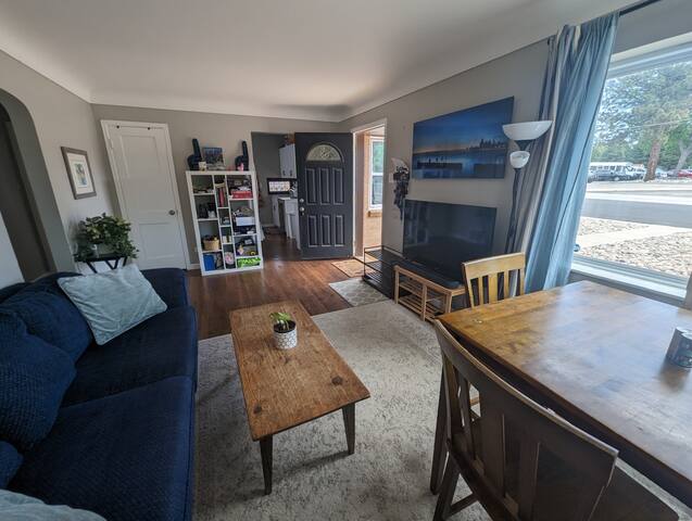 Cheerful private4-bed/2-bath home w/ free parking! gallery image 2