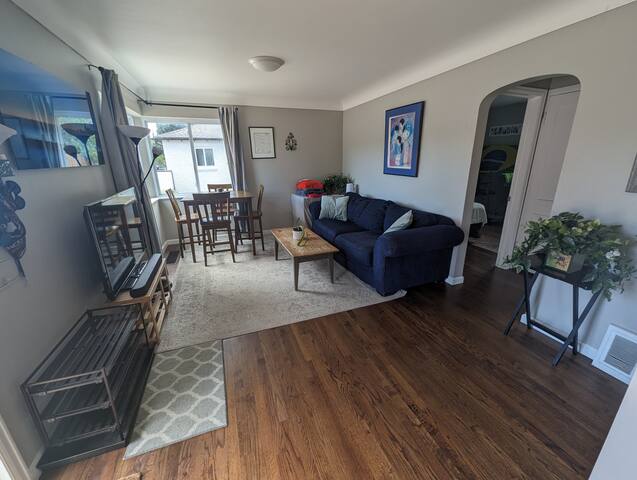 Cheerful private4-bed/2-bath home w/ free parking!