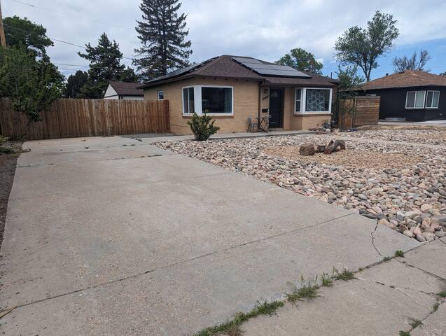 Cheerful private4-bed/2-bath home w/ free parking! gallery image 3