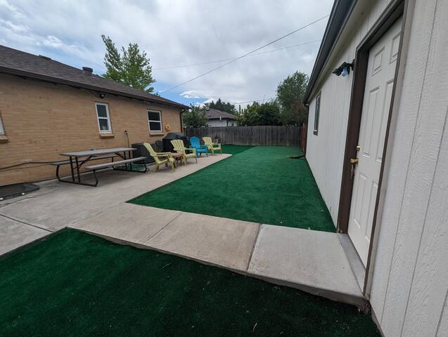 Cheerful private4-bed/2-bath home w/ free parking! gallery image 4