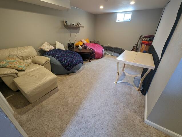 Cheerful private4-bed/2-bath home w/ free parking! gallery image 5