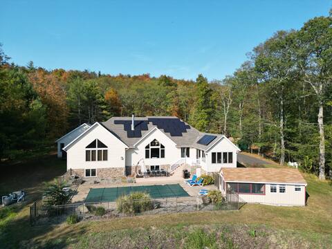 Secluded hilltop getaway | 10 acres + hot tub