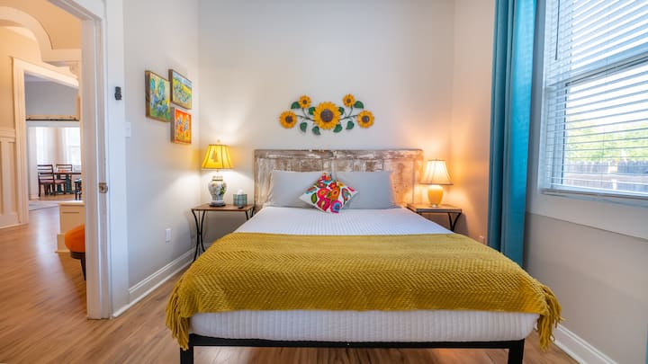 Te damos la bienvenida a Sunflower Room, un signo de positividad, felicidad, alegría, buena suerte y esperanza. Esta cómoda habitación cuenta con ventilador de techo, iluminación superior, lámparas laterales para leer, cortinas opacas, mantas adicionales si lo deseas y baño privado.