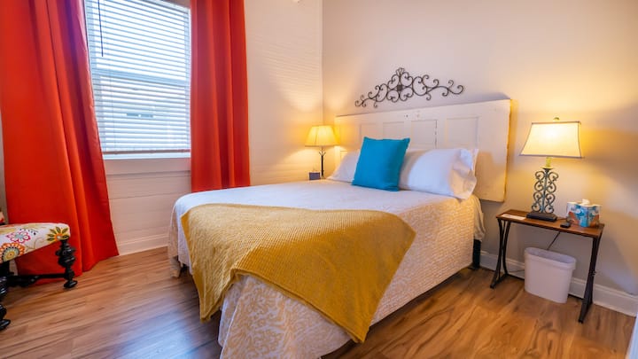 Habitación vintage
Relájate en esta cómoda cama tamaño queen y saca las cortinas opacas  para una gran noche de sueño. La habitación cuenta con mantas adicionales, una televisión Roku, estantes para guardar y un espacio colgante detrás de la puerta.

