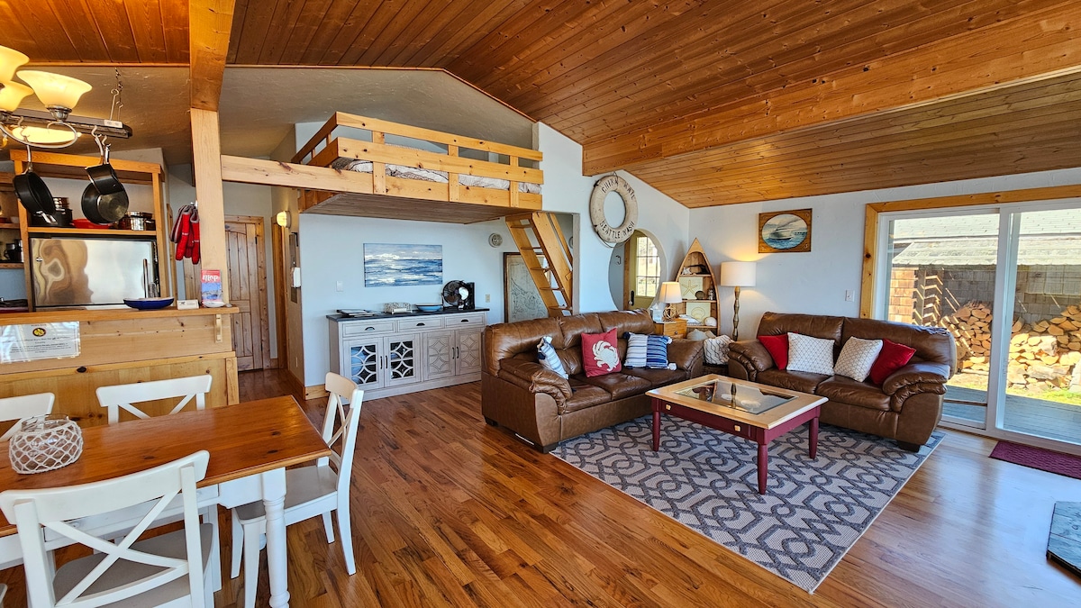 Loft s bračnim krevetom za spavanje kojem se pristupa kosim ljestvama. 