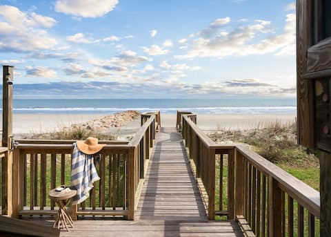 Oceanfront 7-bed home with grass backyard & grill