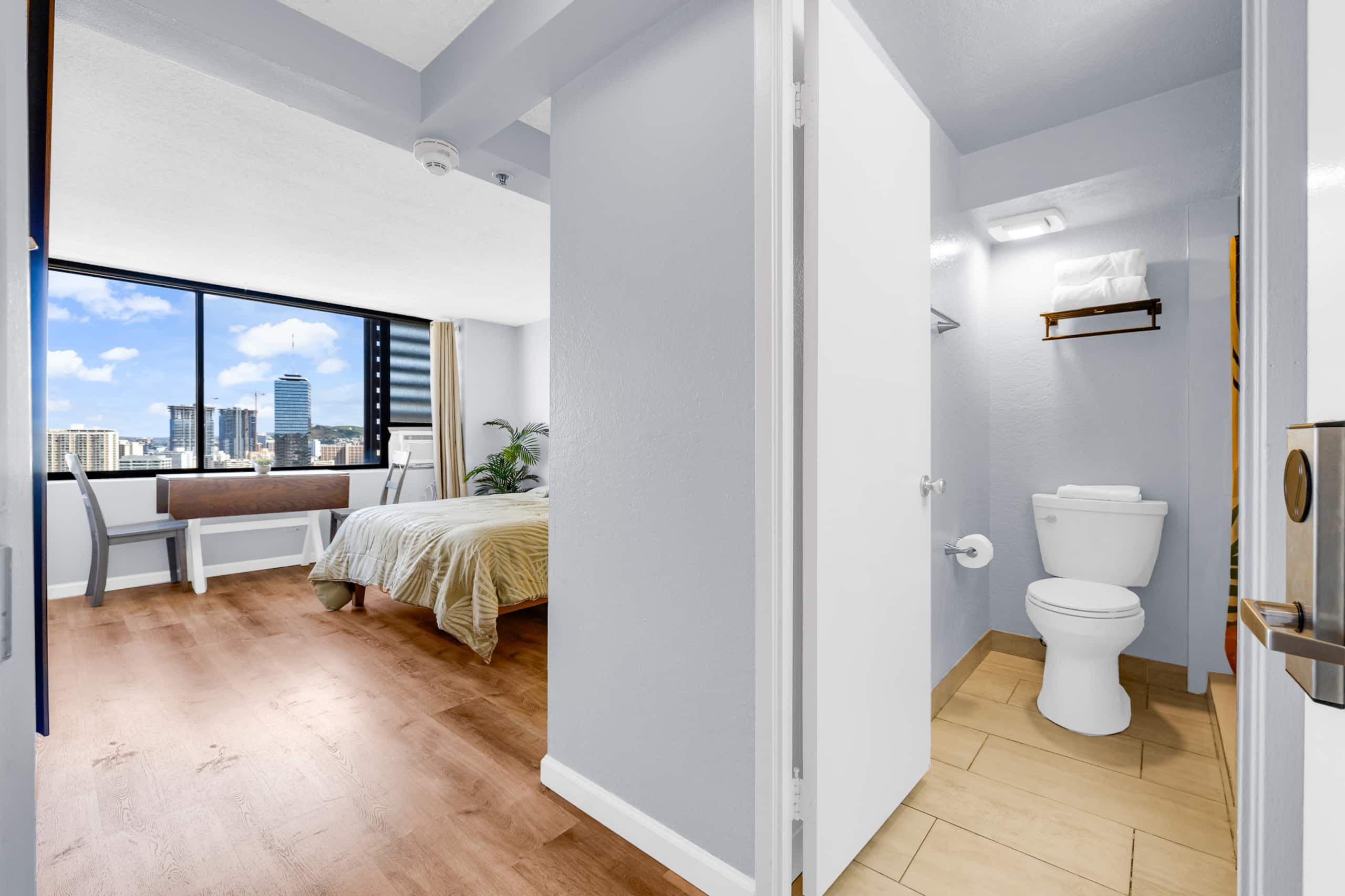 Condo in Honolulu · ★4.79 · Studio · 1 bed · 1 private bath - Image 14
