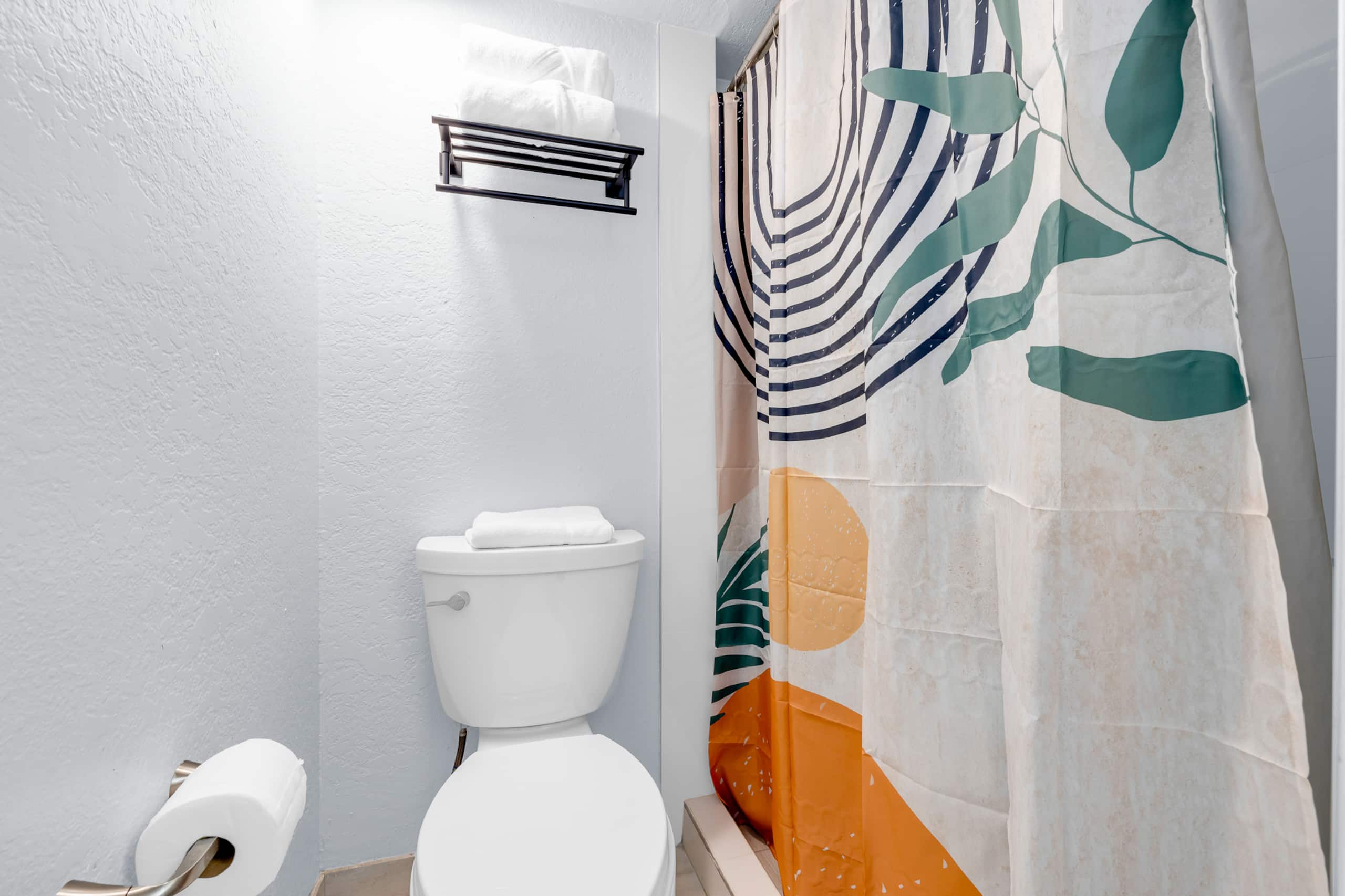 Condo in Honolulu · ★4.79 · Studio · 1 bed · 1 private bath - Image 10