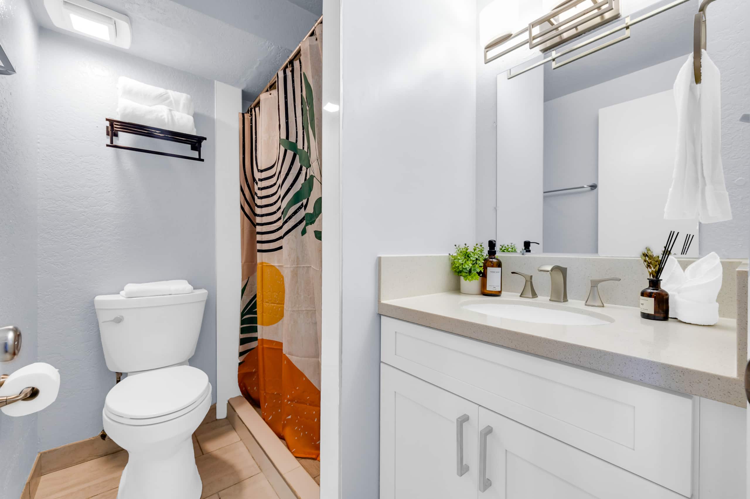 Condo in Honolulu · ★4.79 · Studio · 1 bed · 1 private bath - Image 8