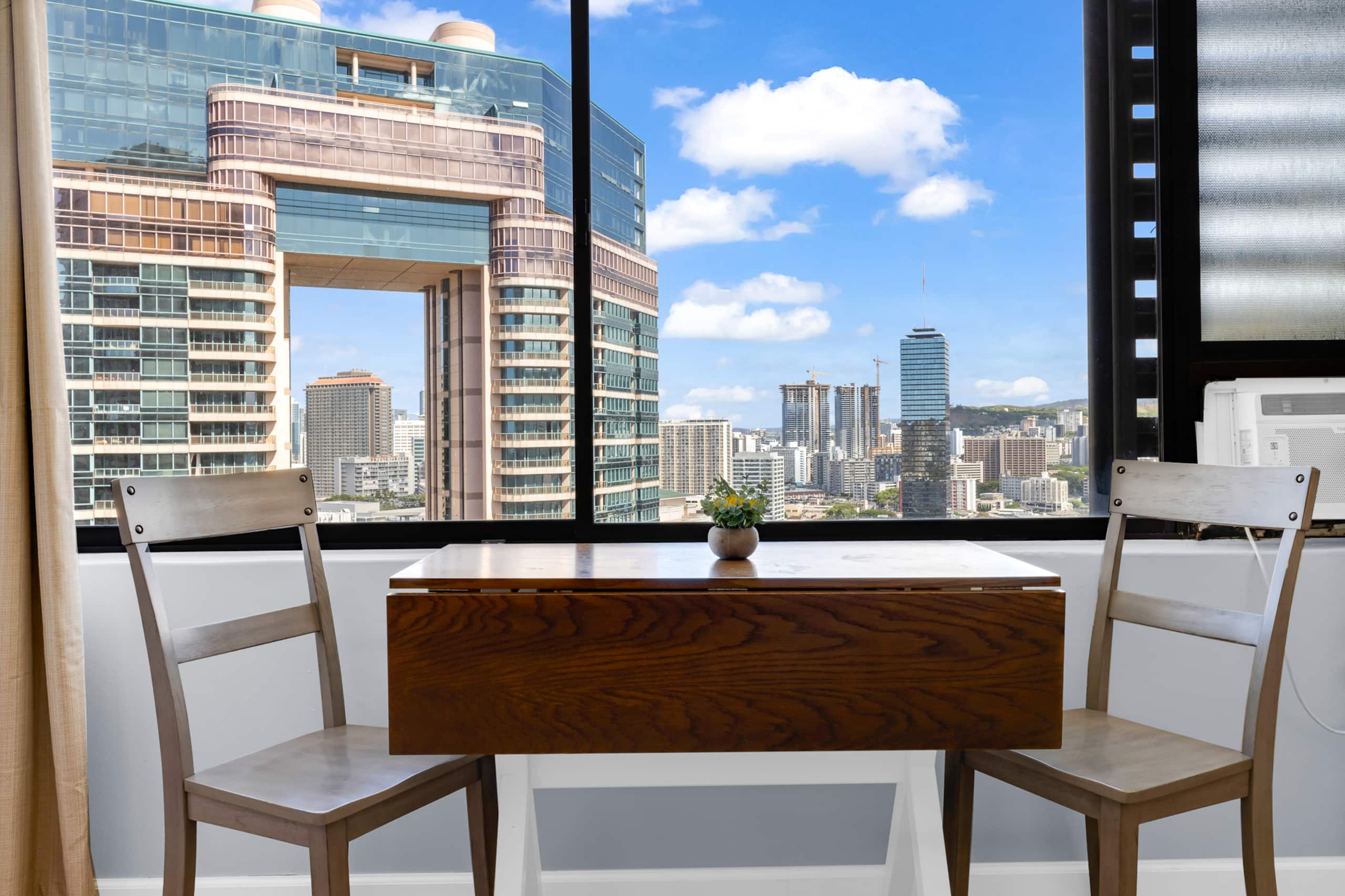 Condo in Honolulu · ★4.79 · Studio · 1 bed · 1 private bath - Image 6