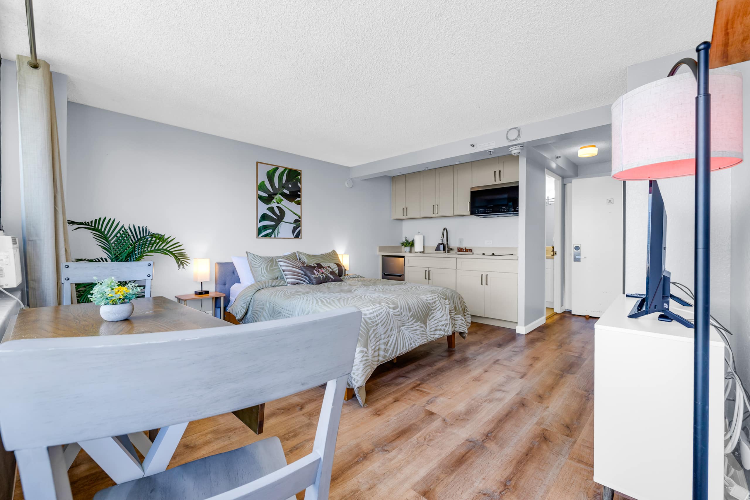 Condo in Honolulu · ★4.79 · Studio · 1 bed · 1 private bath - Image 5