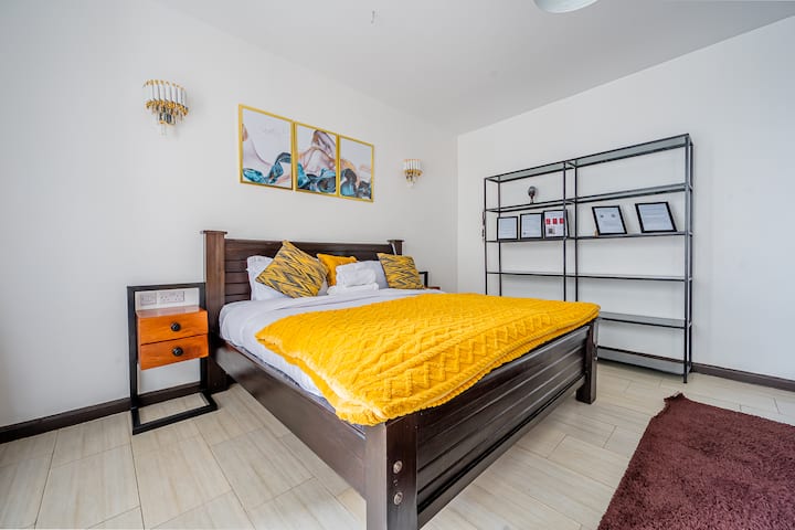 Chambre 1 (chambre principale), avec sa propre salle de bain. 

Lit king size (180 x 180 cm), télévision 42 pouces bientôt avec Netflix et salle de bain privée. 

Bureau/coffre-fort pour ranger les objets de valeur.

Des moustiquaires sont disponibles. 

Table de chevet et étagère pour le rangement et 2 armoires.