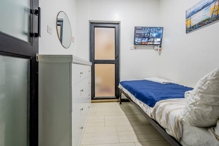 Chambre 4 avec lit simple (90 cm), télévision intelligente de 32 pouces (avec Netflix) et salle de bain privée. Ainsi qu'un tiroir pour ranger les vêtements et les points de vente européens avec USB.

Des moustiquaires sont disponibles.