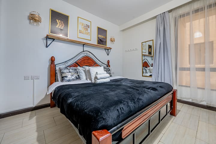 Lit King Size (180x180 cm),  télévision 40 pouces, bureau et salle de bain privée. 

Également 2 placards pour ranger et suspendre des vêtements.

Des moustiquaires sont disponibles. 

Télévision connectée 40 pouces avec Netflix