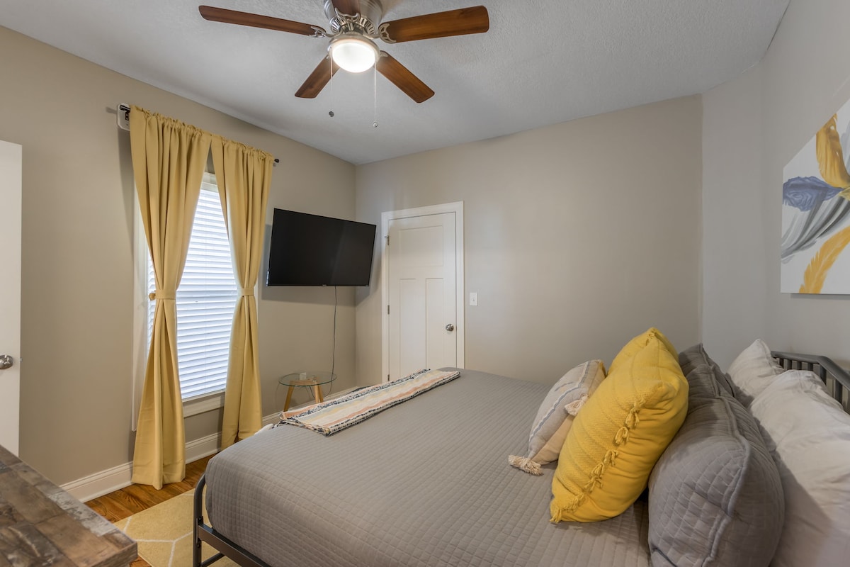 Ve un partido o una película mientras te relajas en el dormitorio. 