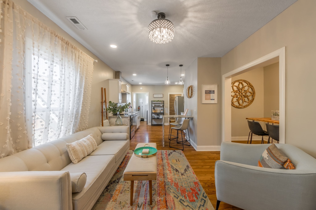 Entra en una sala de estar diseñada para relajarse y conectarse. 