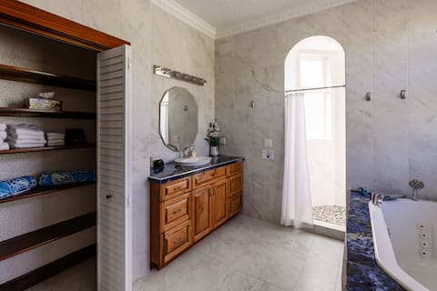 Sunrise Suite w/ Pool & Hot Tub