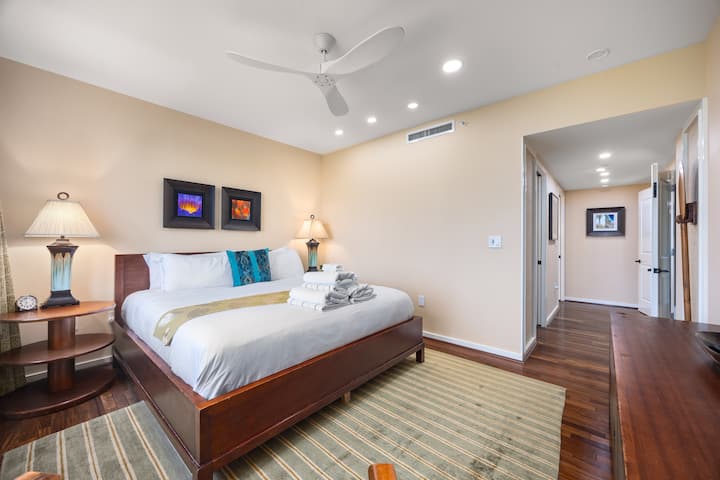 Das Hauptschlafzimmer bietet ein weiches Kingsize-Bett, frische weiße Bettwäsche und warme Beleuchtung am Bett. Mit reichhaltigen Holzmöbeln und weichen Dekorationen schafft es einen erholsamen und eleganten Rückzugsort, der sich perfekt zum Auftanken nach Tagen in der Turtle Bay eignet.