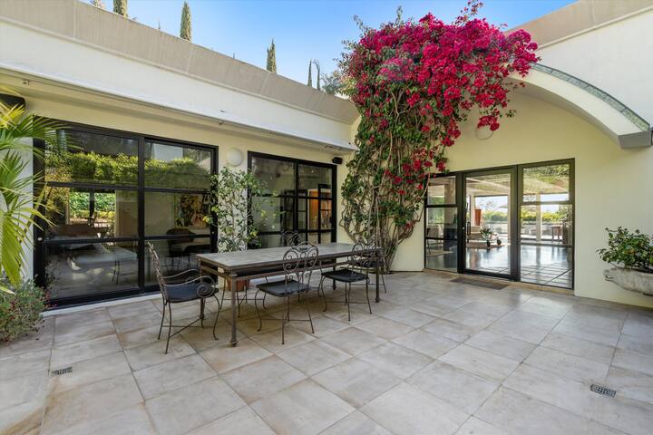 Beverly Hills Luxury 4 BED /5 Bath w/ STAFF gallery image 3