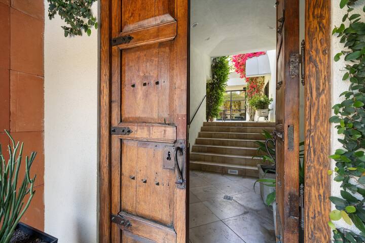 Beverly Hills Luxury 4 BED /5 Bath w/ STAFF gallery image 2