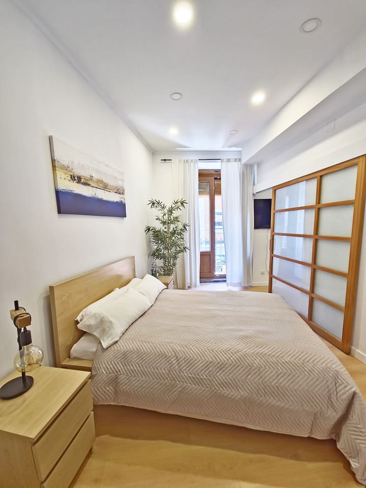 Glavna spavaća soba s bračnim krevetom i pristupom garderobi