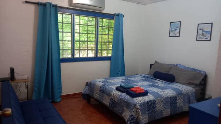 חדר שינה שני עם מיטת קווין סייז ופוטון שיש בו מבוגר אחד או שני ילדים, מזגן, מאוורר, וילונות האפלה, ארון, מניעים יווניים, שולחן עבודה אופציונלי לעבודה מהבית, לאינטרנט קווי 