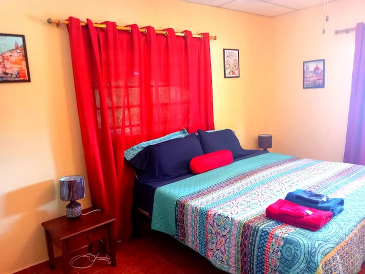 חדר שצויר לאחרונה עם חלונות חדשים ומודרניים עם שמשות כפולות, מיזוג אוויר, מאוורר תקרה, מיטת קינג סייז עם קצף זיכרון, שידה חדשה ושידות לילה, טלוויזיה 38 אינץ' על תושבת קיר וספה נפתחת נוספת לאורח נוסף, וילונות האפלה.