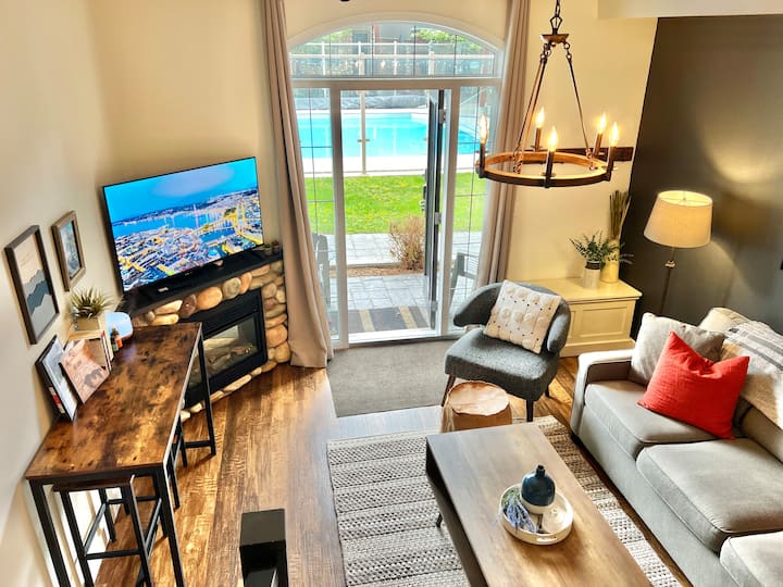 Poolside Chalet-hot Tub, Pool, Free Parking, View - Canmore