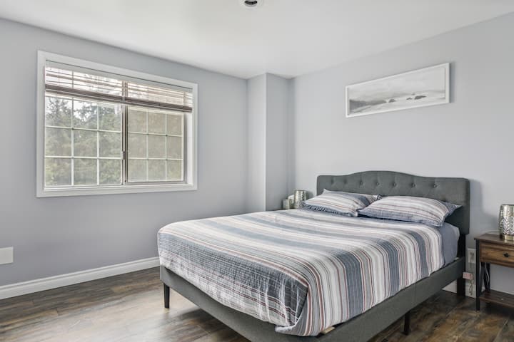 Dormitorio 4 con una cama tamaño queen ubicada en el nivel superior.