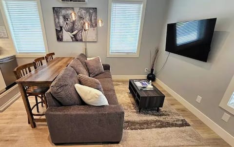 Top Airbnb: Private 1-bedroom suite w/ kitchen and a/c in Capital