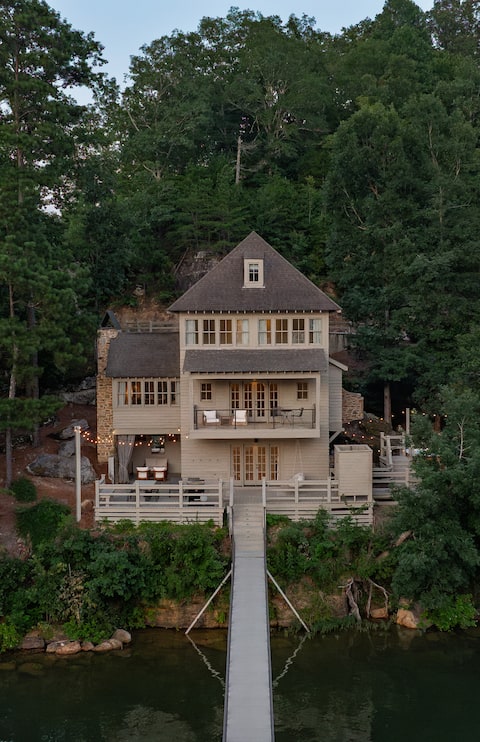 Water's edge, gated community with pool, hot tub