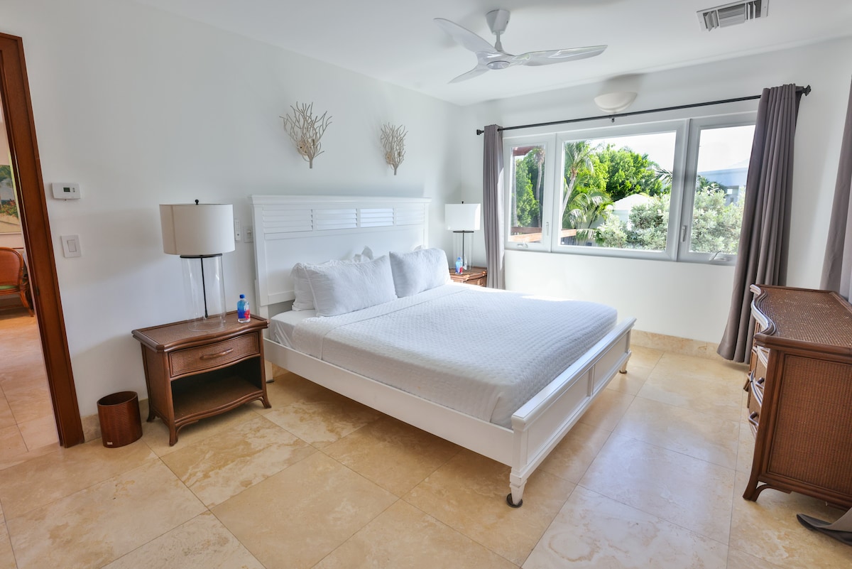 La chambre 6 est une maison d'hôtes complète avec cuisine et salon donnant sur le lagon.  La maison d'hôtes est idéale pour la famille, les amis ou votre équipage de vol.  Il dispose également d'un canapé convertible. 