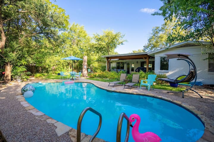 Modern Oasis w/ Heated Salt wtr Pool Fast Wi-Fi EV