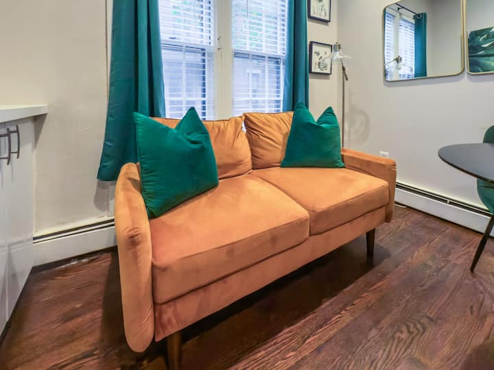 (37-2) Stylish Monthly Gray Street Apartment - Jamaica Plain - Boston