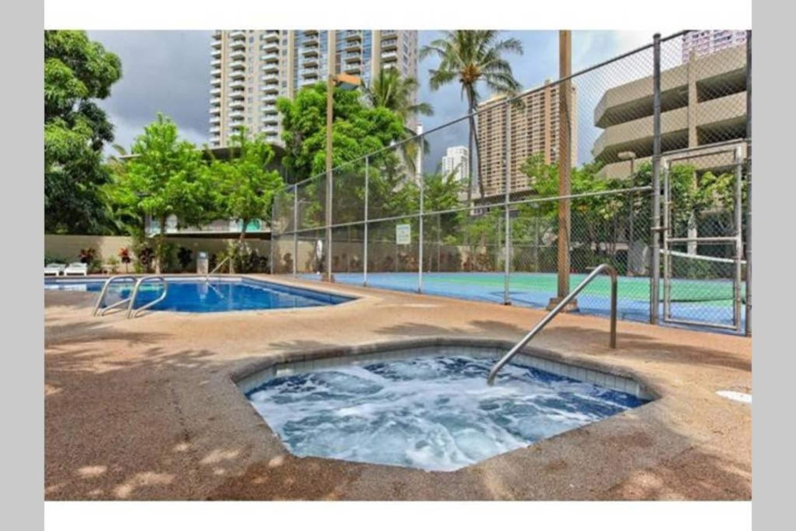 Condo in Honolulu · ★4.67 · Studio · 2 beds · 1 bath - Image 13