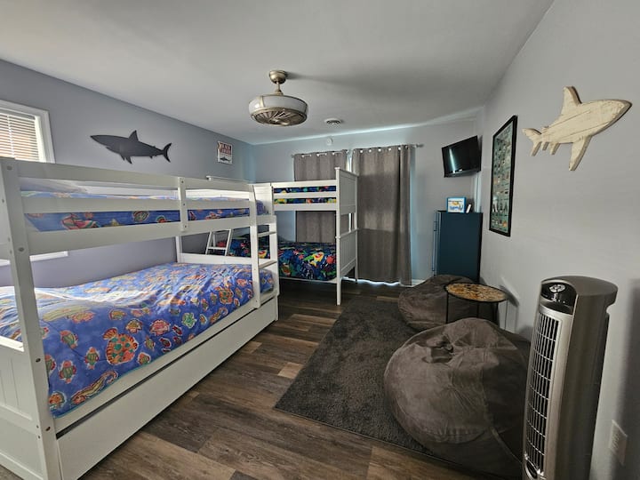 Целосен кревет со две спални соби и двокреветна соба над двокреветна соба. Телевизор со Roku стик. 