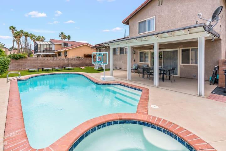 Cozy Vegas Gem: Pool, Spa, Quiet & Strip Nearby