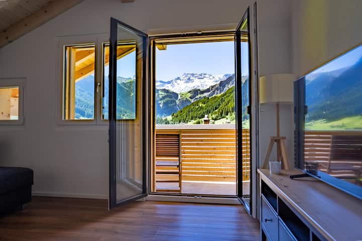 Тази брилянтна гледка! 
Чудите се и се наслаждавайте. Например с питие или кафе на балкона? 
Забавлявайте се! 